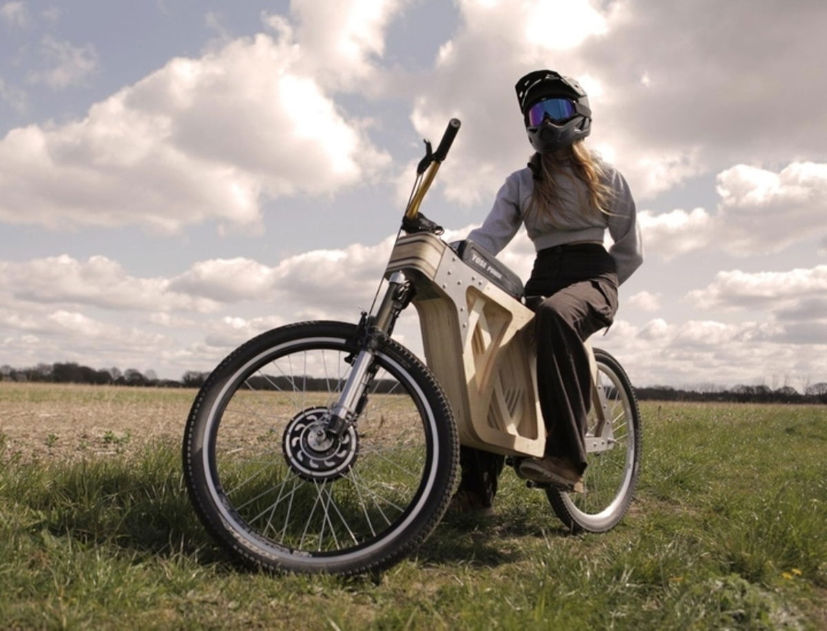 Crean la bicicleta eléctrica de madera para demostrar la valía de este material