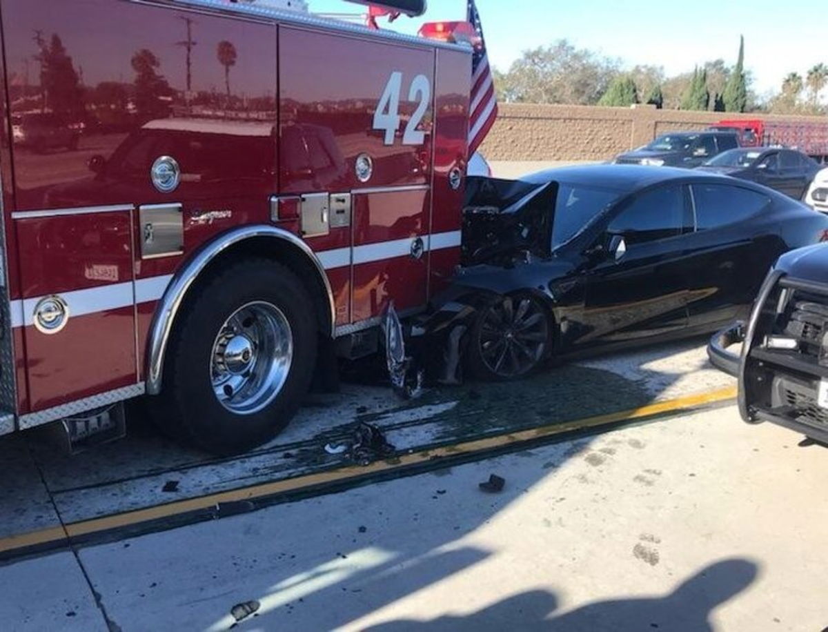 Abren una investigación a Tesla y su Autopilot por accidentes con vehículos de emergencia