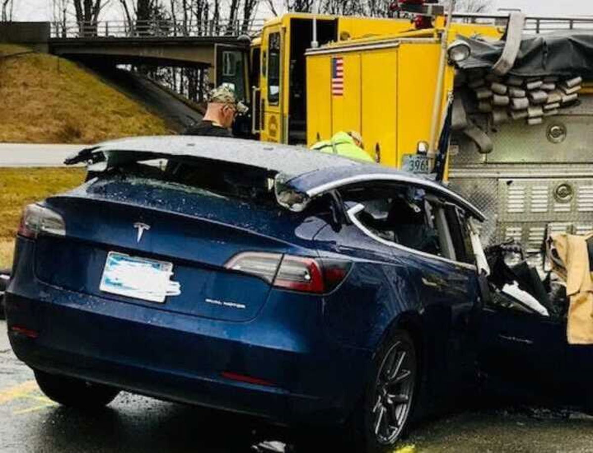 Abren una investigación a Tesla y su Autopilot por accidentes con vehículos de emergencia