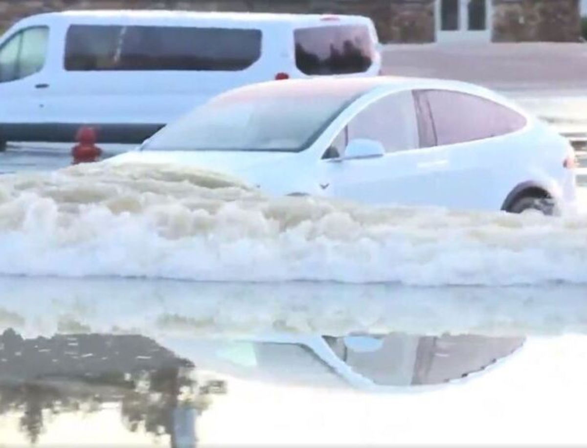 Tesla e inundaciones, una marca pensada para salvar a personas en ciertas situaciones