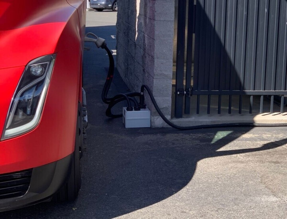 Tesla ya instala el cargador Megacharger pensado para su futuro camión Semi