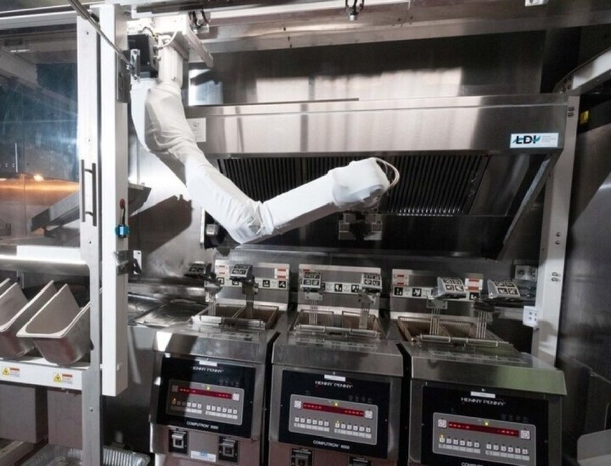 Flippy 2, el brazo robótico que servirá en la cocina para freír sin riesgo alguno