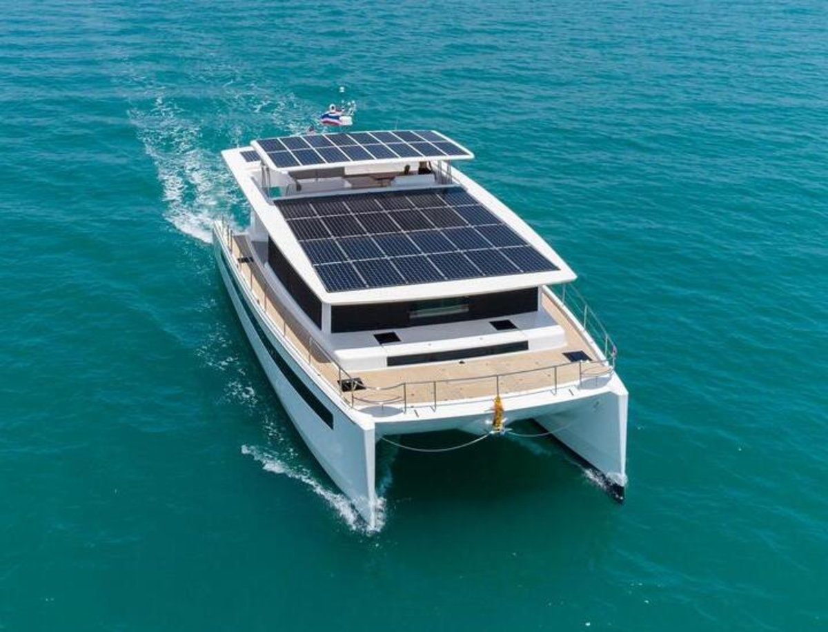 SILENT-60, the catamaran that relies on solar energy and that generated by the wind with a sail