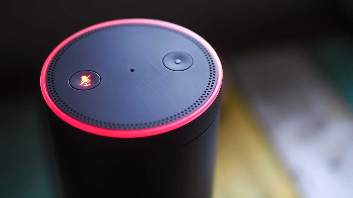 Amazon Echo con luz roja
