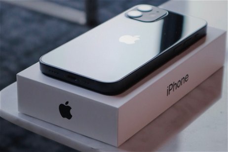 Un cliente ha denunciado a Apple por no incluir el cargador con el iPhone, y la compañía ha tenido que pagar