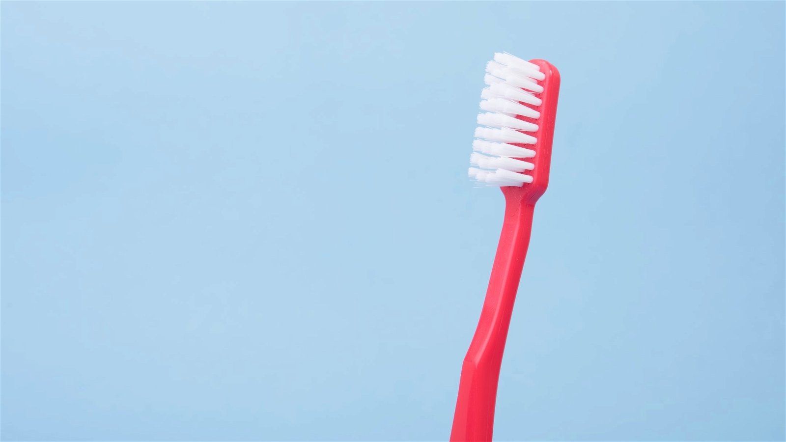 Limpiar AirPods con cepillo de dientes