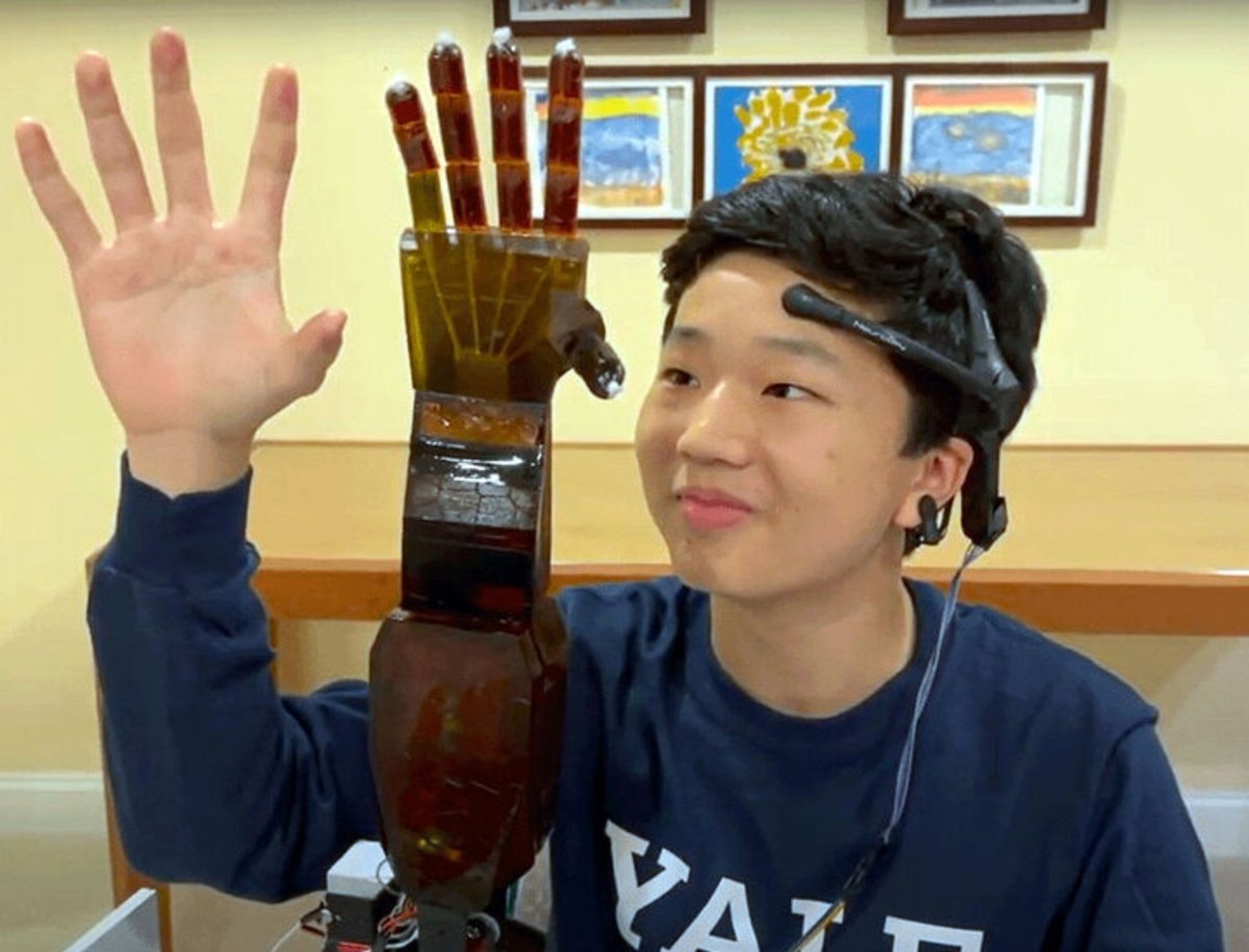 A 17-year-old boy has designed an incredible robot arm that he can control with his mind