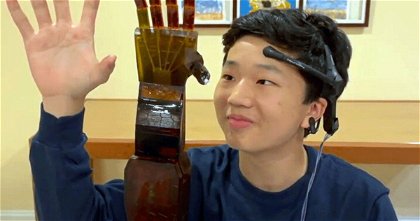 Un joven de solo 17 años ha diseñado un increíble brazo robot que puede controlar con la mente