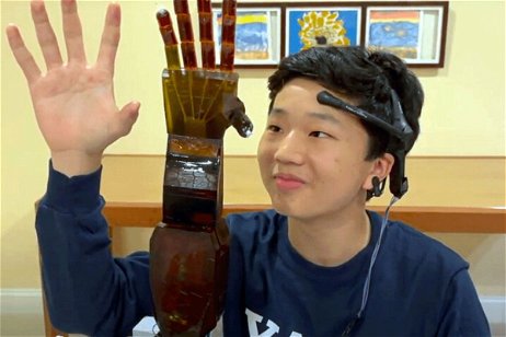 Un joven de solo 17 años ha diseñado un increíble brazo robot que puede controlar con la mente