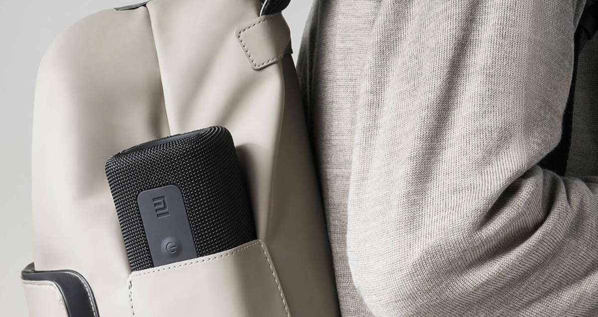 El altavoz portátil de Xiaomi tiene el tamaño ideal para caber en el compartimento de la botella de agua de tu mochila