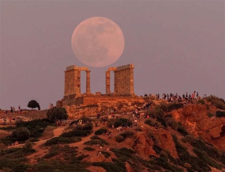 Imagen de la luna roja en Atenas