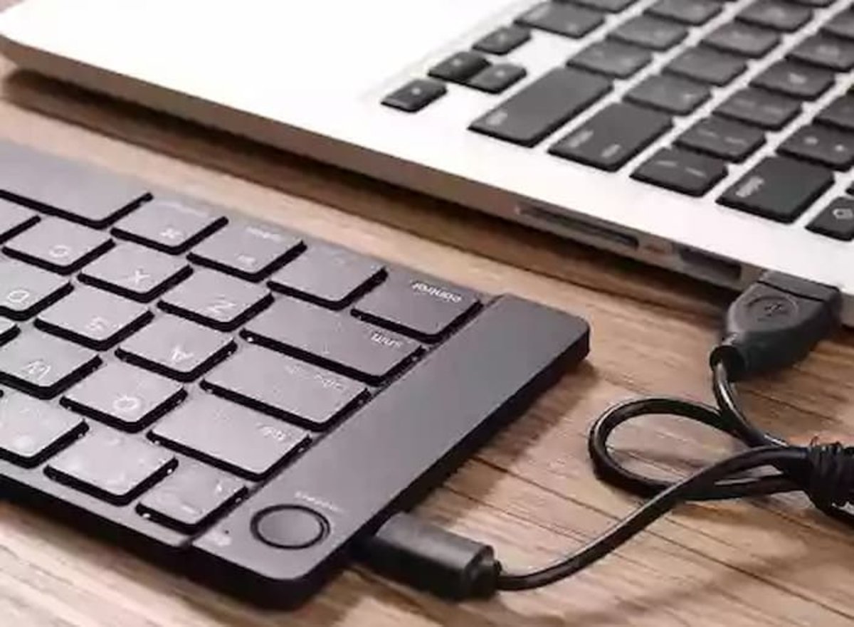 Intenta conectar el teclado a otro ordenador