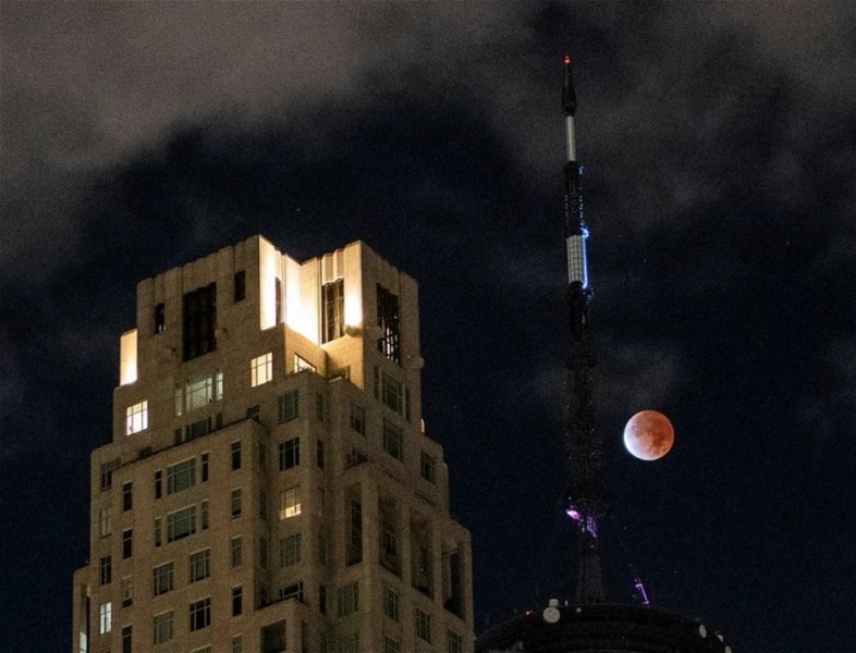 La luna roja levantándose sobre la noche de Nueva York