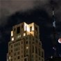 La luna roja levantándose sobre la noche de Nueva York