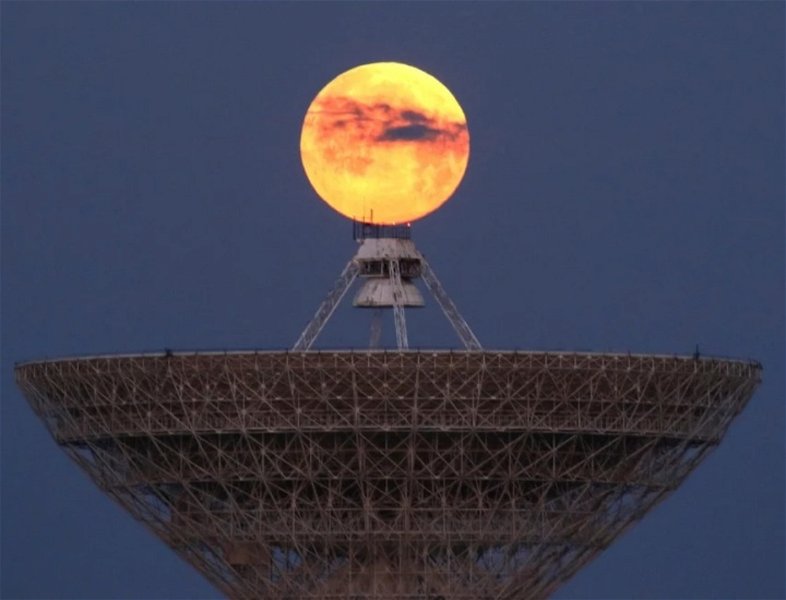 La luna roja se posa sobre el radiotelescopio RT-70 en Crimea