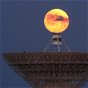 La luna roja se posa sobre el radiotelescopio RT-70 en Crimea