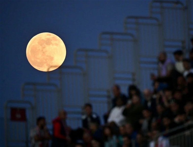 La luna roja también iluminó los campos de futbol italianos