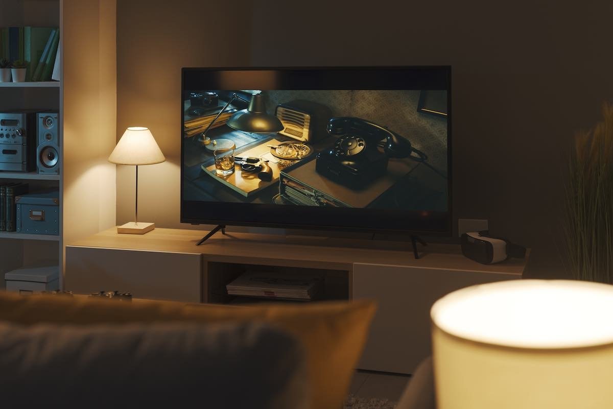 Salón de casa con película de fondo en TV