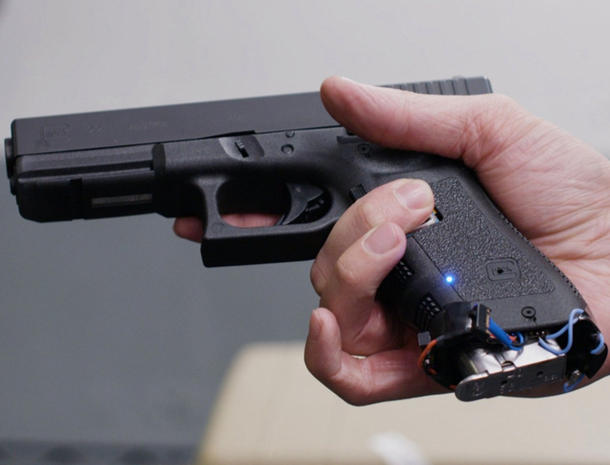 Así es la primera pistola inteligente que se desbloquea con huella dactilar y ha recaudado millones