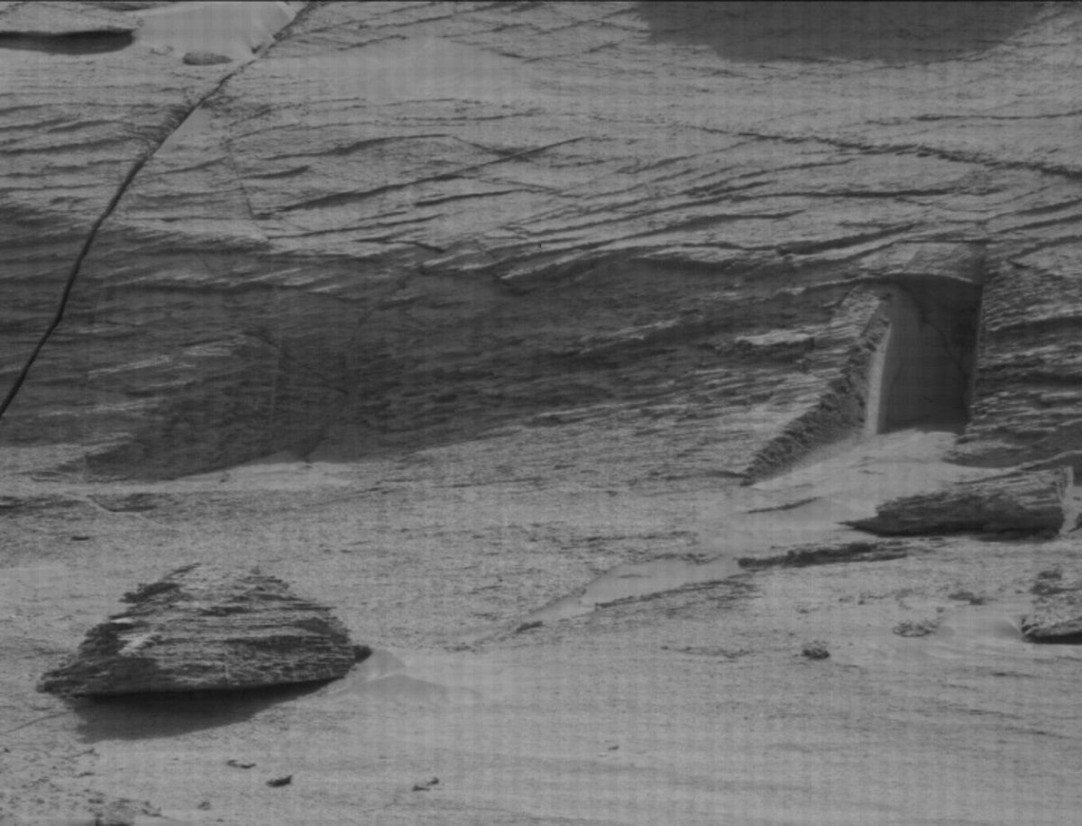 Una imagen obtenida por la cámara del rover Curiosity realmente despierta la curiosidad del ser humano