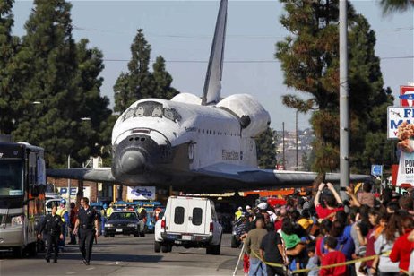 En 2012 la NASA trasladó un nave espacial por las calles de Los Ángeles. Las imágenes son espectaculares