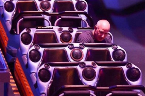 El dinero no da la felicidad: la imagen viral de Jeff Bezos en Disneyland que ha dado la vuelta al mundo