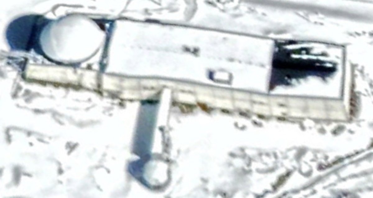 Imagen de satélite de la nueva extensión que parece ser una cúpula que contendría el sistema láser antisatélites