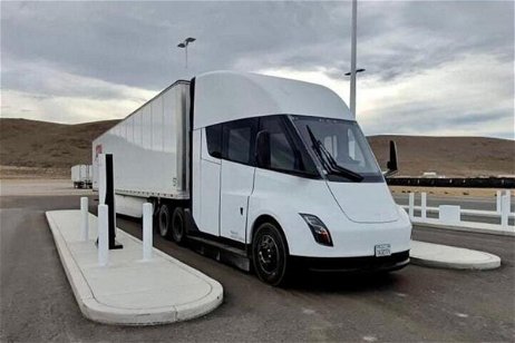 Tesla muestra su camión eléctrico en acción, un imponente Tesla Semi trasportando Supercargadores