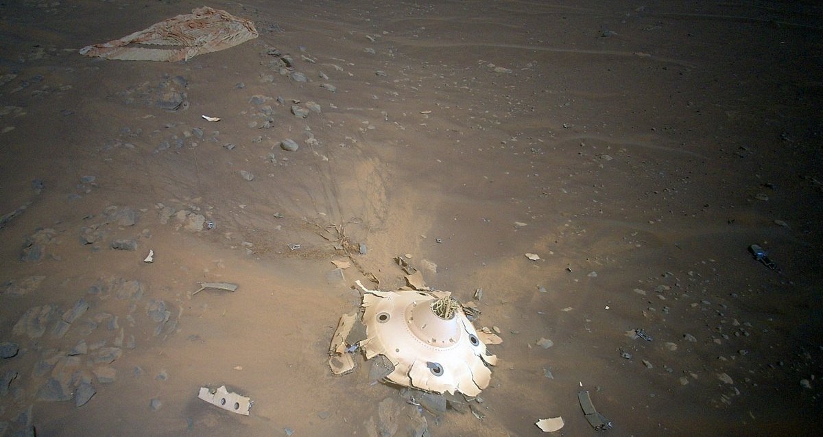 Restos del paracaídas y otros componentes de la etapa final de descenso del rover Perseverance