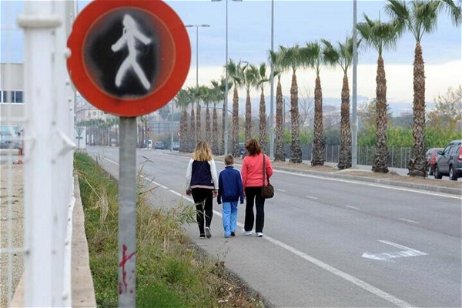 Reglamento de la DGT para los peatones que caminan por carretera: sigue estas indicaciones para evitar multas