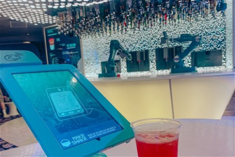 La experiencia en el Bionic Bar: bebiendo cócteles con camareros robots a bordo del mayor crucero del mundo