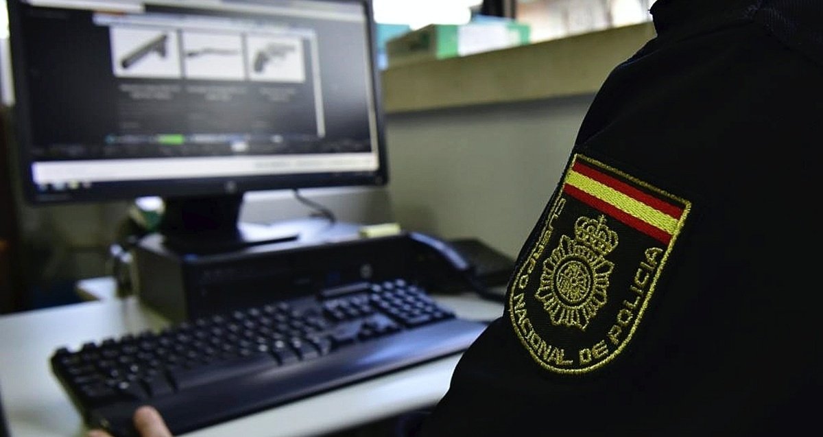 Imagen de archivo de un miembro de la Policía Nacional frente a su ordenador
