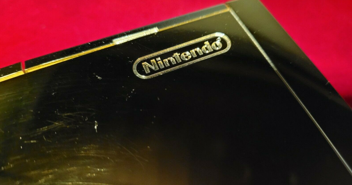 Logo de Nintendo en una Wii de oro