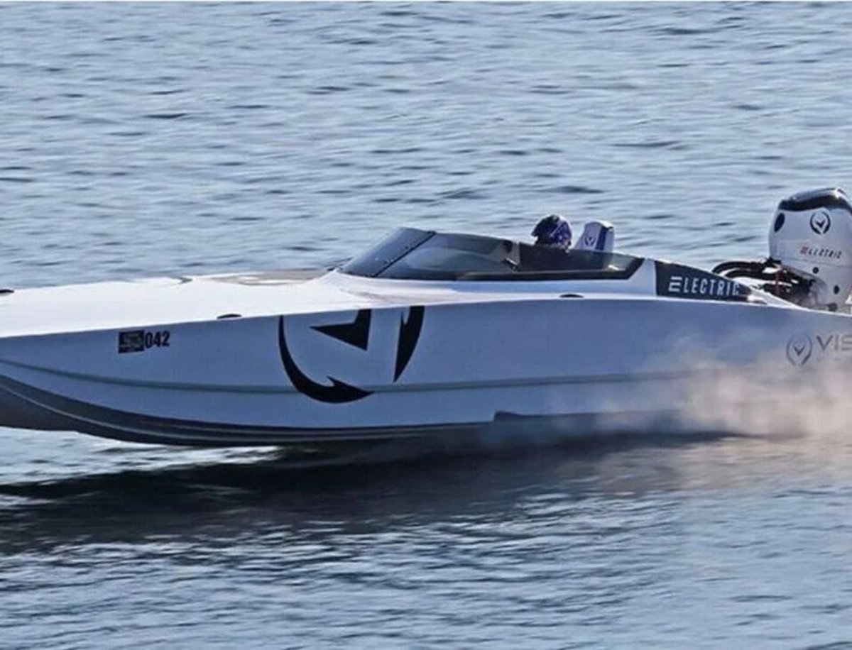 This electric boat practically "Flying" on water: he has broken the record reaching 175 km/h