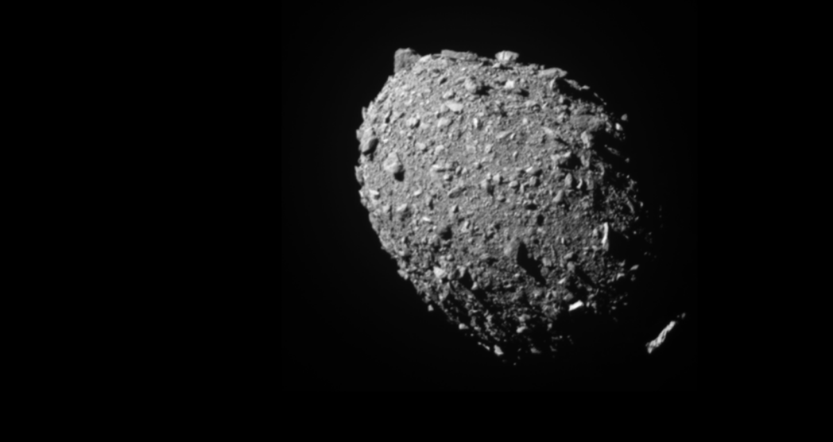 Vista del asteroide Dimorphos 11 segundos antes del impacto de la nave DART