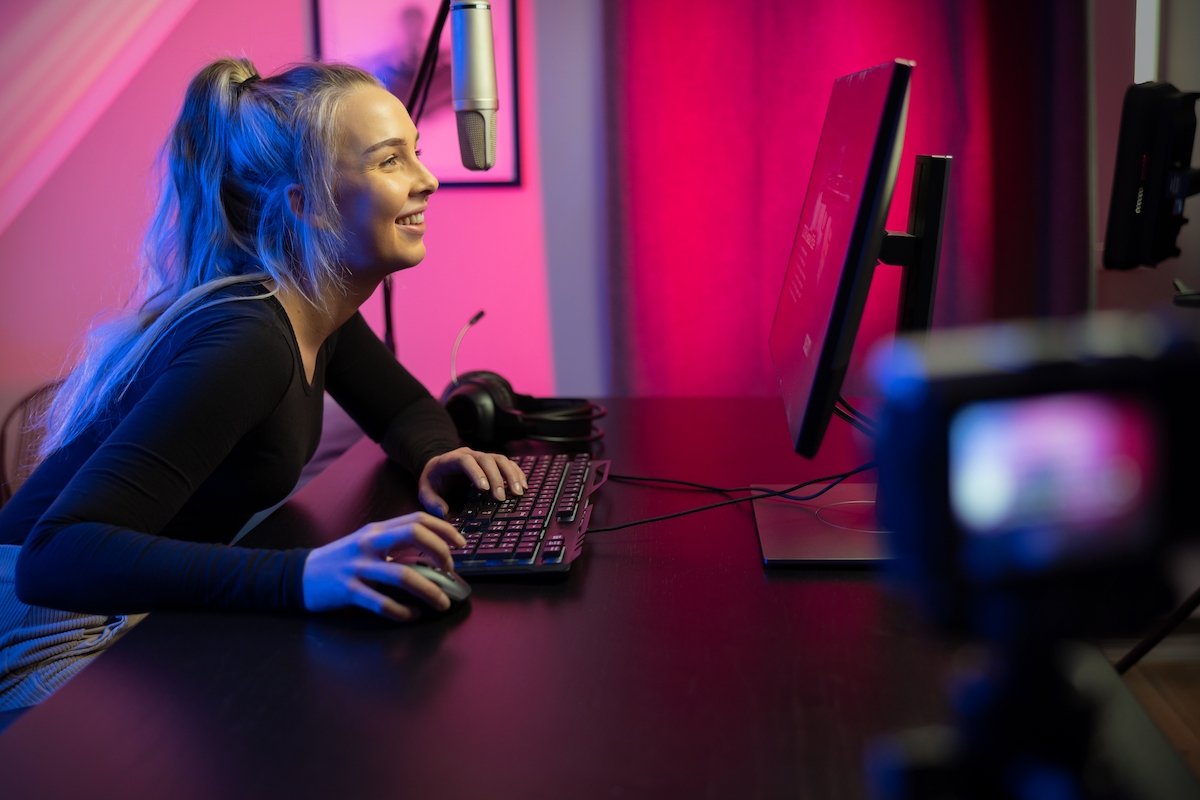 Chica gamer en streaming