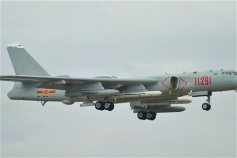 China demuestra su potencial bélico: así es el avión nuclear que dispara drones