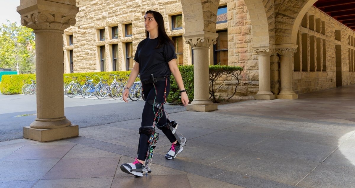 Imagen del exoesqueleto siendo probado en la Universidad de Stanford