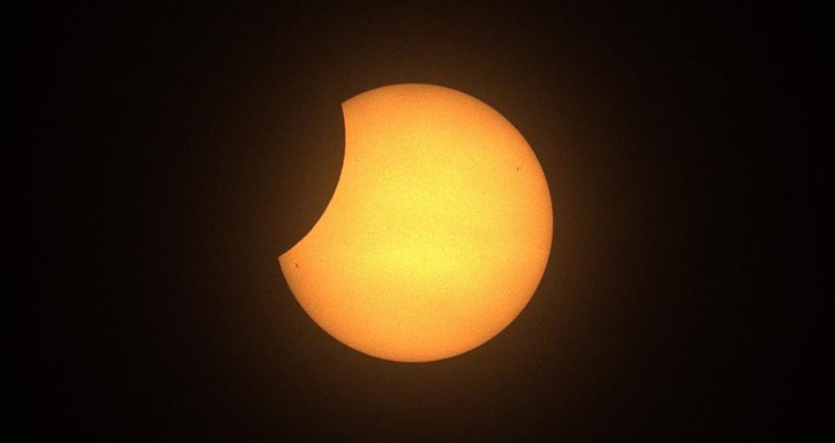 Imagen del sol siendo tapado por la Luna en Cardiff
