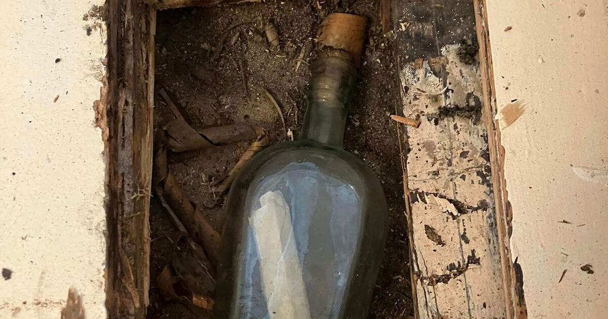 Digno de una película de aventuras: Plumber se topa con un mensaje embotellado de 135 años
