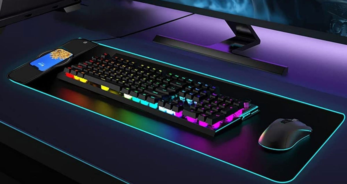 Disfruta de un setup a todo color con esta alfombrilla con cargador inalámbrico incorporado