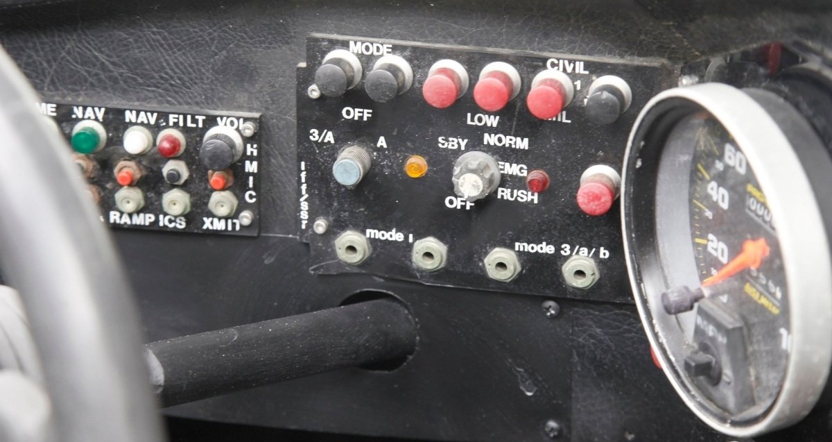 El interior conserva los botones que permitían a Batman operar con todos los inventos incluidos en el vehículo