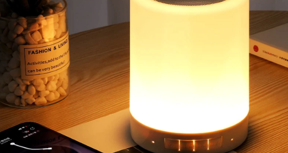 Esta lámpara altavoz es tan decorativa como útil en tu escritorio