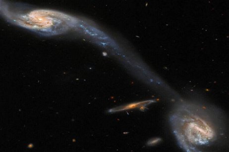 Un apretón de manos entre galaxias: el telescopio Hubble de la NASA inmortaliza un increíble puente cósmico