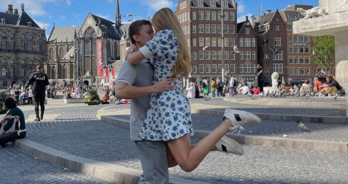 La fotografía de Mark y su novia en la Plaza Dam de Amsterdam