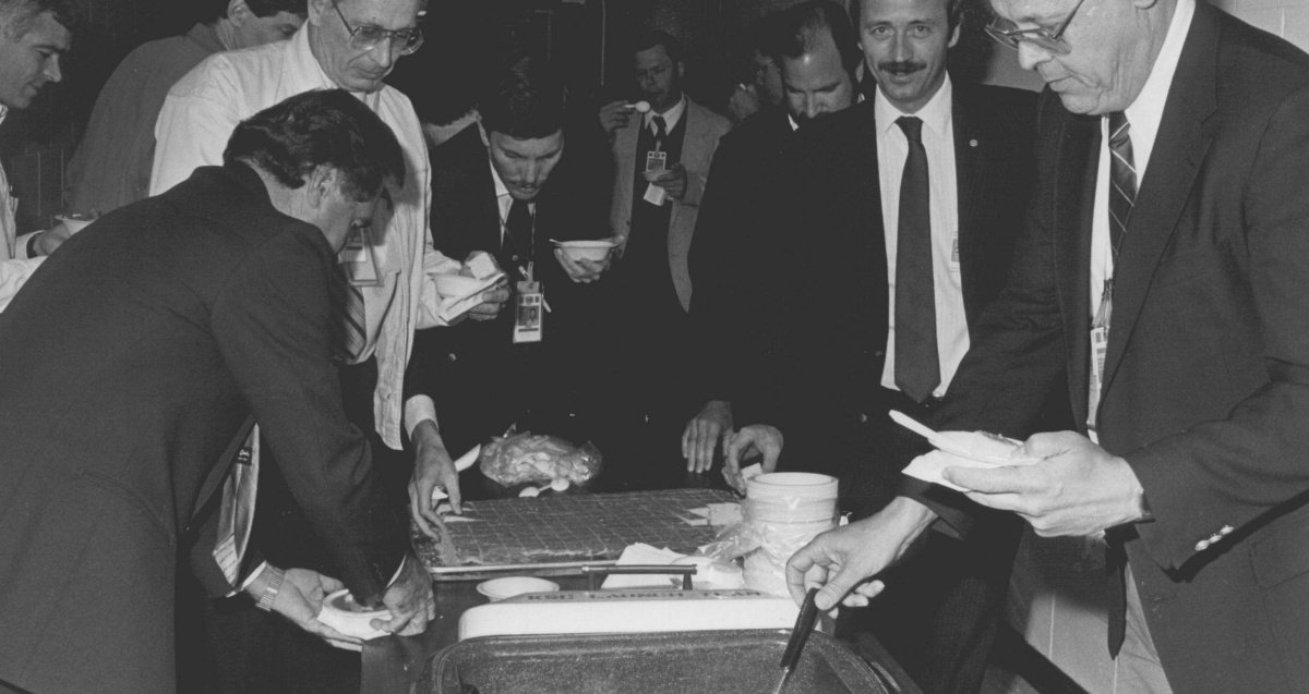 Miembros de la NASA disfrutando de su plato de alubias para celebrar el éxito de una misión de 1989