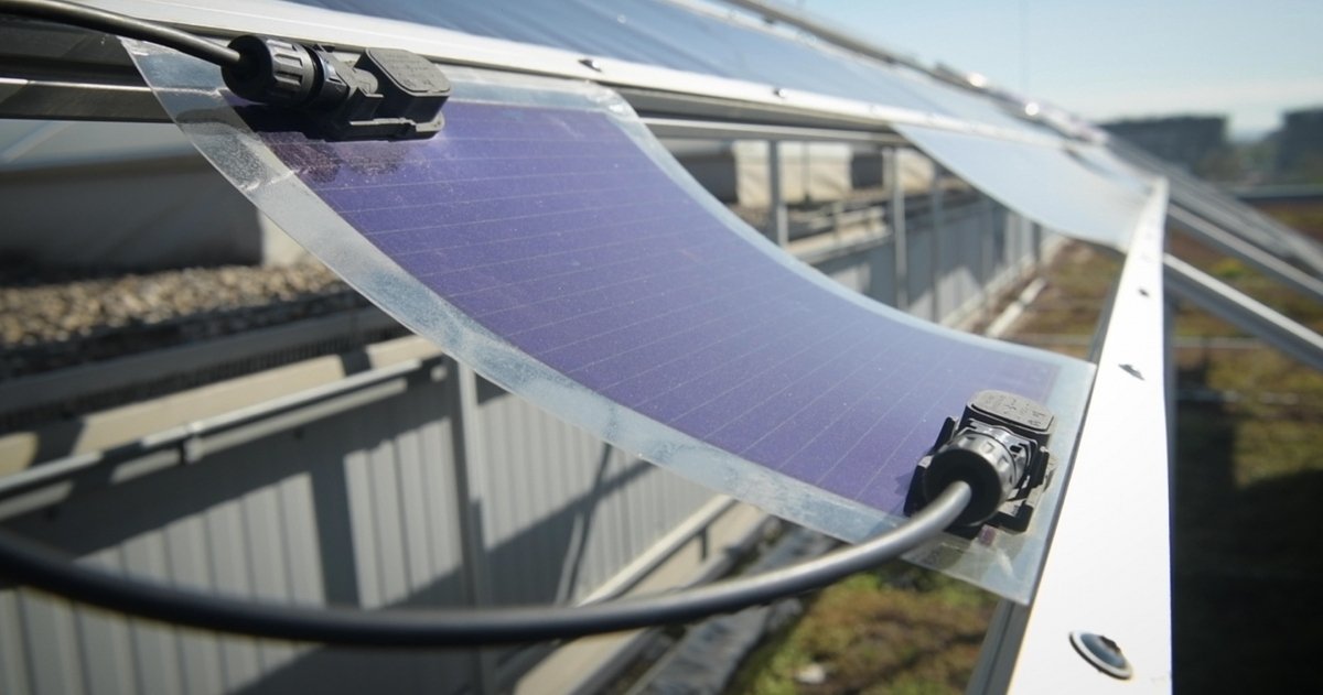 Estas placas solares se colocan como pegatinas y te hacen olvidarte de tediosas instalaciones