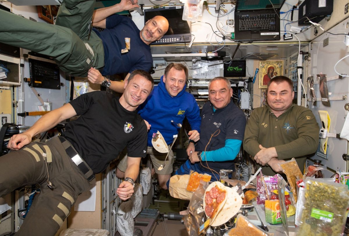 astronautas comiendo