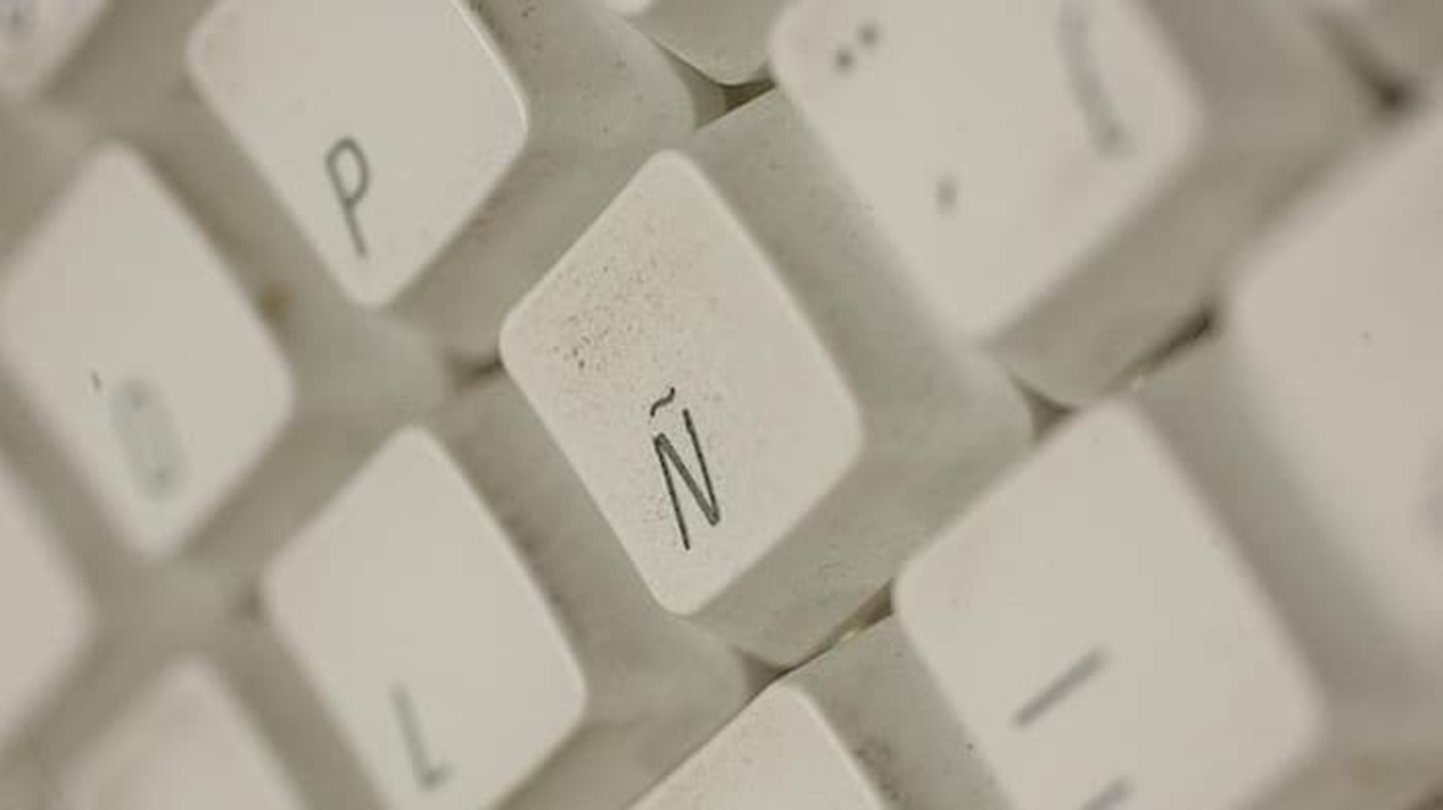 Existen varios métodos para escribir la letra Ñ en tu teclado, pese a que esta no esté incluida físicamente