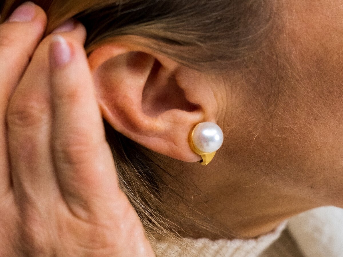 Unos pendientes de perlas con auriculares incorporados